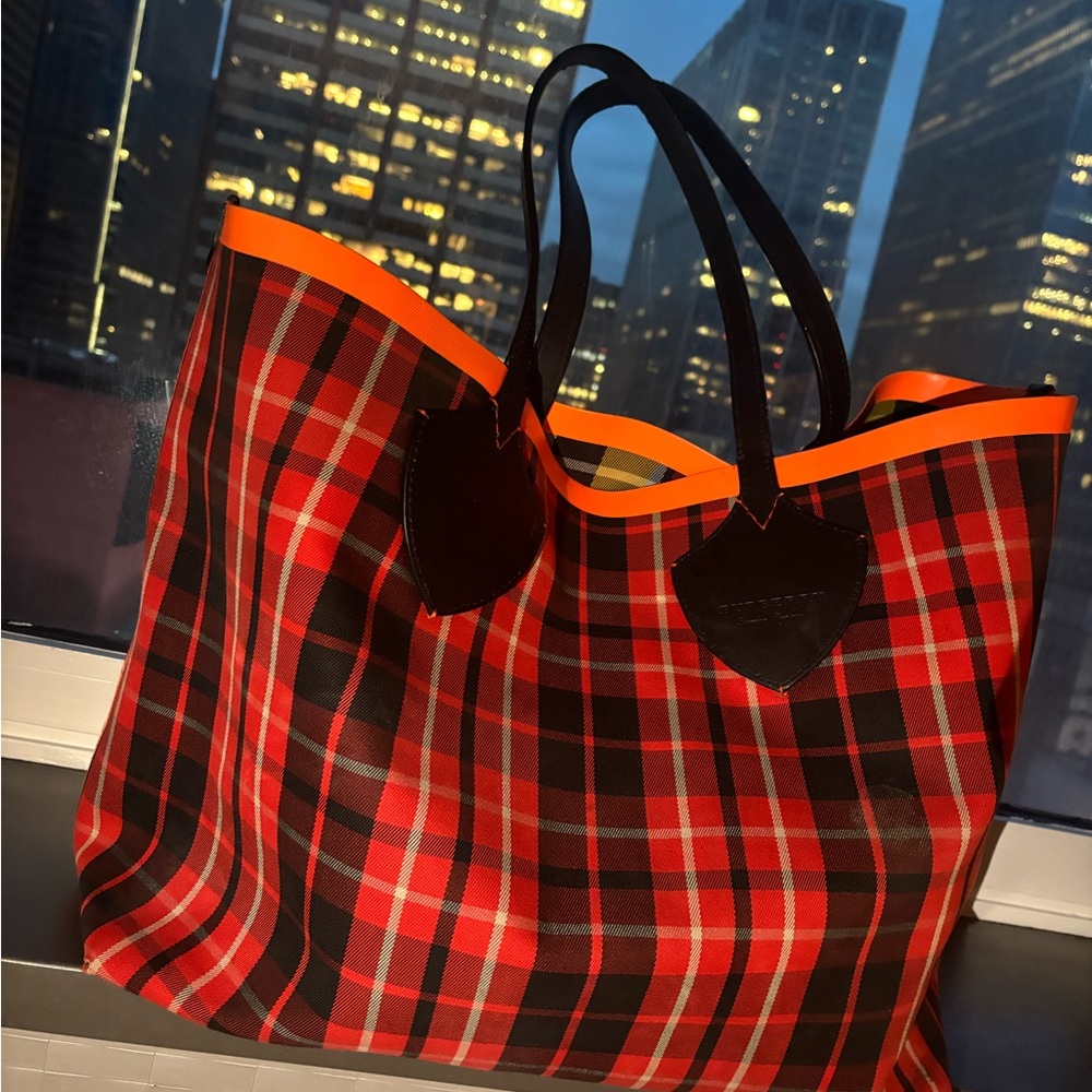 BURBERRY
Vintage Check Canvas Giant Reversible Tote Bag - Picture 6 of 10